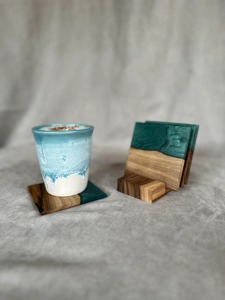 Ensemble de sous-verres carrés en résine et bois, faits à la main en noyer, au design unique, parfaits pour les tasses à café, thé, vin, accessoires. - Product Image 1