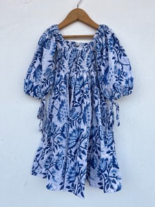 Stylisches Mädchenkleid aus Baumwolle mit Erdbeer-Motiv, Rüschenkragen, Knopfverschluss und gerafftem Rocksaum in Rot - Product Image 2
