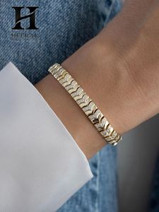 Bracelet de luxe à motif chevron, design texturé à maillons ondulés, bijoux fins en or blanc 18 carats - Product Image 3