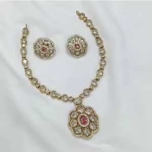 Collier minimaliste de qualité supérieure avec de magnifiques boucles d'oreilles légères - Product Image 1