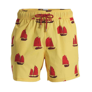 Shorts Amarillos para Hombre con Estampado de Velero Rojo, Secado Rápido, Cordón Ajustable, Cintura Media, 100% Poliéster - Product Image 1