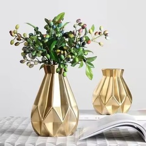 Vase à fleurs décoratif en métal contemporain, accent floral moderne pour la décoration de table de salon - Product Image 6