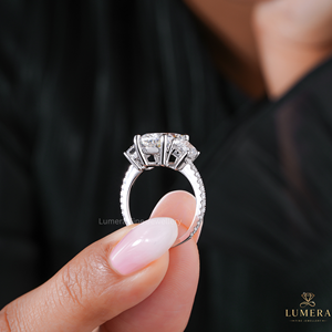 Bague Trilogie en Or Massif avec Diamant de Laboratoire Taille Coussin, Diamants Latéraux Demi-Lune, Micro-Pavé, Certifiée IGI, Bijoux Fins Personnalisés - Product Image 4
