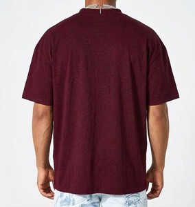 เสื้อยืดโอเวอร์ไซส์สีเบอร์กันดีสำหรับผู้ชาย ทรงหลวม คอกลม แขนครึ่งตัว ผ้าฝ้ายนุ่ม สไตล์สตรีทแวร์สุดเทรนด์ ใส่สบายสำหรับทุกวัน - Product Image 5