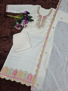 ชุดเสื้อผ้าไหมชานเดอรีปักลายหรูหรา พร้อมผ้าคลุมไหล่ สีขาว รุ่น 71548 - Product Image 6