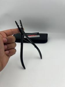 Pince à deux trous de couleur noir mat pour les artistes en extensions capillaires, en acier inoxydable de qualité chirurgicale, avec logo personnalisé et kits en cuir - Product Image 5