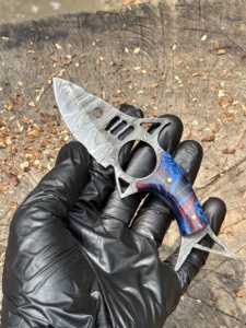 Cuchillo de Pesca y Camping de Acero de Damasco de Grado Industrial Hecho a Mano con Mango de Resina Azul y Roja, Pernos de Latón y Funda de Cuero Genuino OEM - Product Image 2
