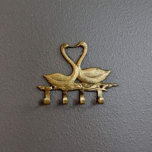 Gancho de pared de aluminio fundido resistente para decoración interior industrial que ofrece una solidez robusta y una solución de almacenamiento funcional. - Product Image 3