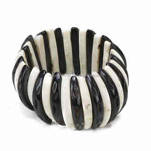 Brazalete de resina hecho a mano para mujer Diseño curvo elegante con patrones únicos Acabado brillante para fiesta de boda o regalo - Product Image 5