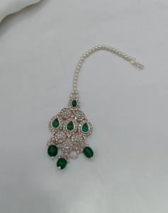 Exquisito Conjunto de Joyería Nupcial Chapado en Oro Rosa con Aleación y Piedras de Zirconia: Collar Gargantilla, Pendientes y Maang Tikka para Bodas y Fiestas - Product Image 5