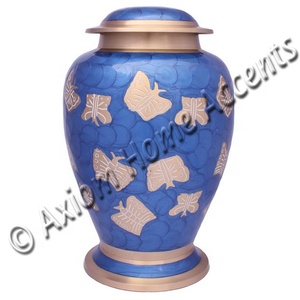 Elegante urna de cremación de latón con acabado pulido y grabado personalizado para un tributo amoroso por Axiom Home Accents - Product Image 1