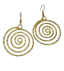 Boucles d'oreilles pendantes fantaisie bohèmes martelées à la main en fil de laiton plaqué or en spirale pour femmes élégantes - Product Image 1