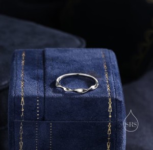 Anillo Ondulado en Plata de Ley, Anillo de Plata de Ley con Diseño de Ondas, Anillo Delgado de Plata - Product Image 1