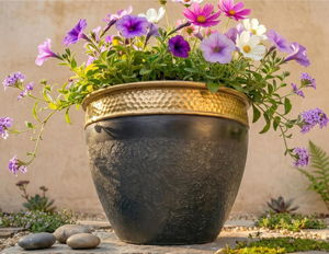 Pot de fleurs cylindrique en métal style rustique nordique, finition cuivre antique, pour l'intérieur, idéal pour la maison, inspiré de la littérature et de l'art nordiques. - Product Image 6