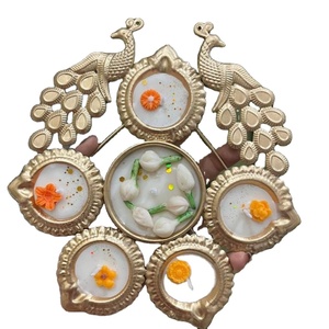 Lampe Diya en métal antique doré fait à la main pour Diwali et mariages Coffret cadeau d'affaires personnalisé deux paons WAX URLI - Product Image 1