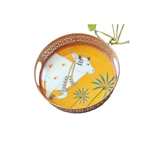 Plateau décoratif en métal peint à la main, motif de vache Pichwai, plateau rond de service, motif indien traditionnel pour la maison, cadeau de mariage - Product Image 1