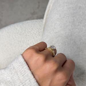 Ensemble de bague de fiançailles avec diamant de laboratoire ovale de 3 carats, serti de pierres latérales, alliance assortie, or jaune 14 carats, certifié IGI - Product Image 4