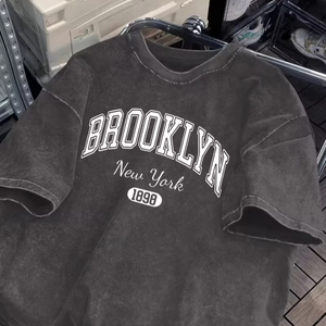 T-shirt décontracté pour homme en polyester/coton tricoté, coupe classique, effet délavé vintage, imprimé graphique Brooklyn, délavage acide, écologique - Product Image 1