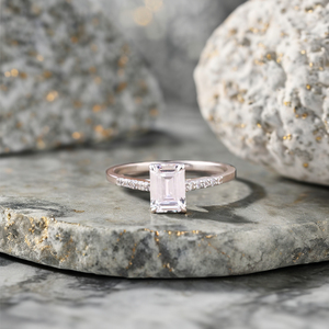 Anillo de Plata 925 con Moissanita Corte Esmeralda, Banda Pavé, Estilo Solitario, Diseño Clásico y Elegante, Joyería Brillante, Idea de Regalo para Mujer - Product Image 1