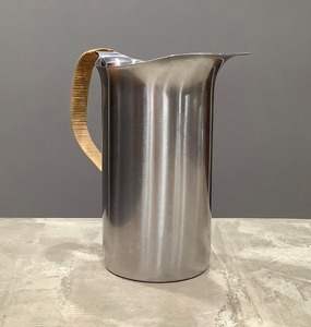 Pichet minimaliste en acier inoxydable avec poignée en bois, carafe moderne pour la maison, la cuisine, la salle à manger et l'usage quotidien, fabriqué à la main en Inde - Product Image 1