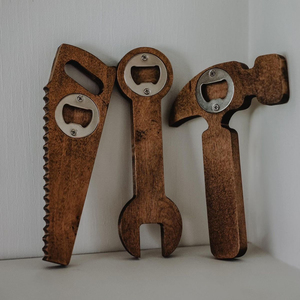 Nouvel ensemble de 3 décapsuleurs en bois originaux : Scie, clé et marteau pour une innovation de barware durable et pétillante - Product Image 1