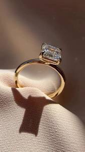 Bague solitaire en moissanite 2 carats taille Asscher, en argent 925 véritable, style moderne, cadeau idéal pour anniversaire ou fête, bijou. - Product Image 2