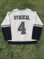 Jersey Hoki Lengan Panjang Pria Syn Putih Hitam dengan Trim Kontras V-Neck Gaya Sporty Logo Cetak di Bagian Depan
