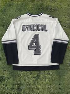 เสื้อฮอกกี้แขนยาวผู้ชาย Syn สีขาวดำ แต่งขอบตัดกัน คอวี สไตล์สปอร์ต พิมพ์ลายโลโก้ด้านหน้า - Product Image 2