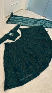 Lehenga verde de diseñador con bordado de hilo y lentejuelas, blusa sin coser y dupatta de malla con bordado de hilo y lentejuelas de seda. - Product Image 4