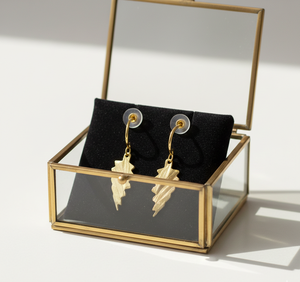 Boucles d'oreilles pendantes en laiton torsadé doré, faites à la main, avec revêtement anti-ternissement, légères, contemporaines et tendance - Product Image 2