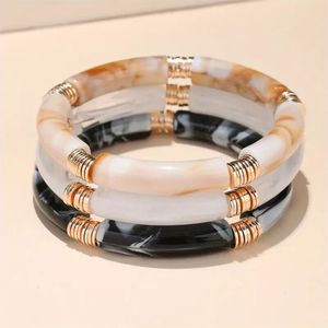 Pulsera de Resina Moderna con Aspecto Artístico Contemporáneo, Accesorio Ligero y Usable para las Tendencias del Estilo de Vida Moderno - Product Image 2
