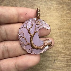 จี้ลวดห่อรูปพระจันทร์เสี้ยวทำจากหินคริสตัลอัญมณีรูปกุหลาบควอตซ์แบบสายห้อยคอโดย aameena - Product Image 3