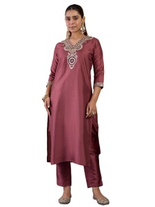 Ensemble Salwar Kameez en soie bordeaux élégant pour femme, avec dupatta brodé, kurta traditionnelle longueur cheville, idéal pour les fêtes d'hiver et les tenues décontractées - Product Image 2