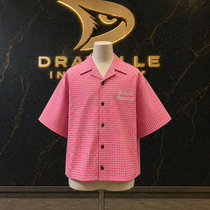 Camisa Cuadrada de Hombre con Pedrería y Cuadros Vichy Estilo Y2K, Personalizada OEM |   Camisa de Manga Corta con Cuello Camisero en Rosa Fuerte y Blanco |   Ropa Urbana al por Mayor - Product Image 1