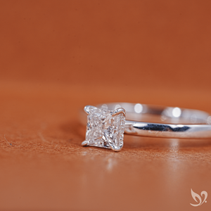 แหวนเพชรทรงปรินเซสคัท 0.50 กะรัต เพชรเลี้ยงในห้องปฏิบัติการ ทอง 10K รับรองโดย IGI แหวนเพชรเม็ดเดี่ยวแบบซ่อนรัศมี สำหรับผู้หญิง - Product Image 3