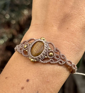 สร้อยข้อมือมาคราเม่ทำมือประดับด้วยหินไทเกอร์อายสำหรับทำเครื่องประดับขายส่ง - Product Image 4