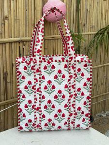 Sac fourre-tout en toile de coton à motif floral bohème avec poignées rayées, grande capacité, design matelassé, fermeture à glissière - Utilisation toutes saisons, plage - Product Image 1