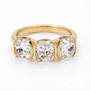 Bague de mariage classique pour femme en or jaune plaqué 10K, sertie de trois pierres moissanite en forme de coussin, demi-sertie, cadeau d'anniversaire - Product Image 1