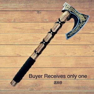 Haches vikings artisanales A&M ENTERPRISES avec motif de loup noir et or, manche en bois et poignée enveloppée de cuir - Product Image 1