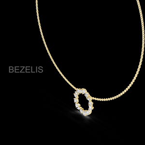 Collier pendentif cercle ouvert multi-formes en diamant de laboratoire, or jaune, avec breloque grappe en forme de poire, marquise et émeraude, chaîne en forme de couronne - Product Image 3