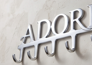 Elegantes Ganchos Metálicos Adore para Pared, 4 Ganchos, Diseño Moderno con Letras, Resistente al Óxido, Perchero Organizador - Product Image 4