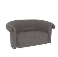 Vieux canapé en bois à dossier incurvé colonial fabriqué à la main avec des coussins confortables et un design classique pour un salon relaxant