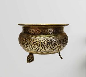 Macetero de latón con acabado dorado grabado tradicional, ideal para decoración de interiores del hogar y elegante estilo de plantas en la mesa de entrada. - Product Image 5