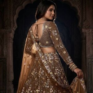 Lehenga Choli de Diseño con Red de Mariposas Suave, Bordado de Espejo Real y Lentejuelas, con Dupatta |   Lehenga de boda semicompuesta estilo Flare - Product Image 2