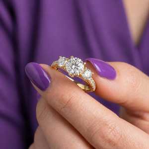 Magnifique bague à trois pierres en diamant VS2 de coupe ronde, 0,61 ct, or jaune 14 carats, bijoux de fête, cadeau pour mariage ou anniversaire - Product Image 1