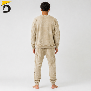 Chándal para hombre con detalles desgastados, tela suave y comodidad relajada para un estilo urbano, días informales y ocio. - Product Image 4