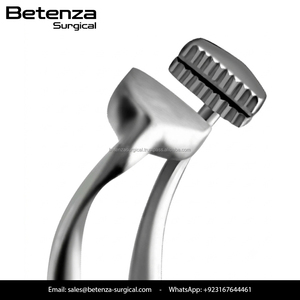 Pinces à serviettes chirurgicales Peers Bertram 14,5 cm en acier inoxydable, à pointes dentelées et rainurées, de haute qualité - Product Image 3