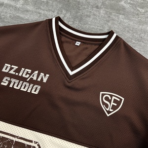 T-shirt vintage streetwear pour homme à manches courtes, col en V, coupe ample, en jersey maillé, avec noms d'équipe personnalisés, tissu respirant et anti-humidité - Product Image 4