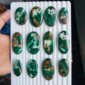 Piedras preciosas de crisocola 100% naturales, cabujones de crisocola de diferentes formas y tamaños para la fabricación de joyas, especímenes minerales. - Product Image 1