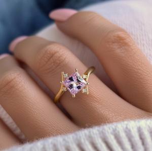 Anillo de Compromiso y Boda de Lujo con Moissanita Corte Princesa Rosa, Chapado en Oro de 18K, Plata de Ley 925 Sólida - Product Image 2